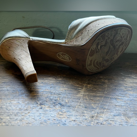 Sofft St. Germain gold platform heels 8 & 8.5 - Picture 3 of 6